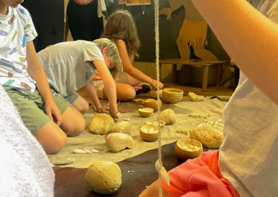 Atelier pendeloques en famille au musée de préhistoire de Tautavel
